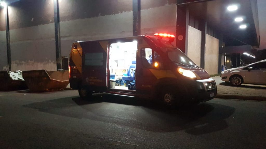Mulher fica ferida ao cair de escada em mercado na Av. Carlos Gomes