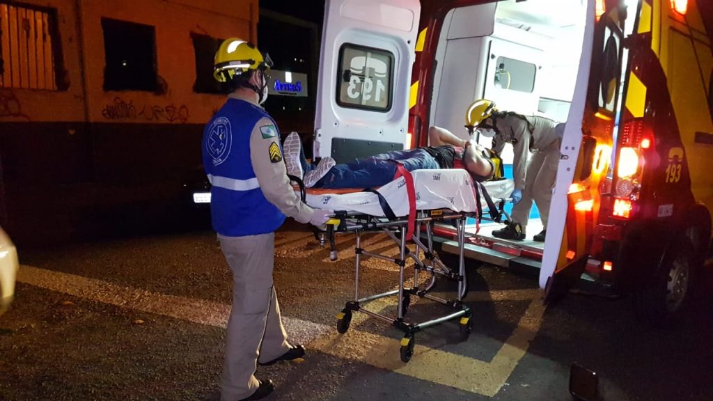 Jovem fica ferido em colisão entre moto e veículo Honda