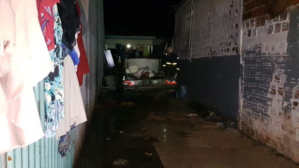 Corcel pega fogo em garagem de residência na Rua Tamoios