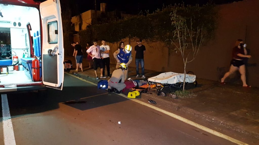 Motociclista é socorrido após forte colisão na Rua Paraná