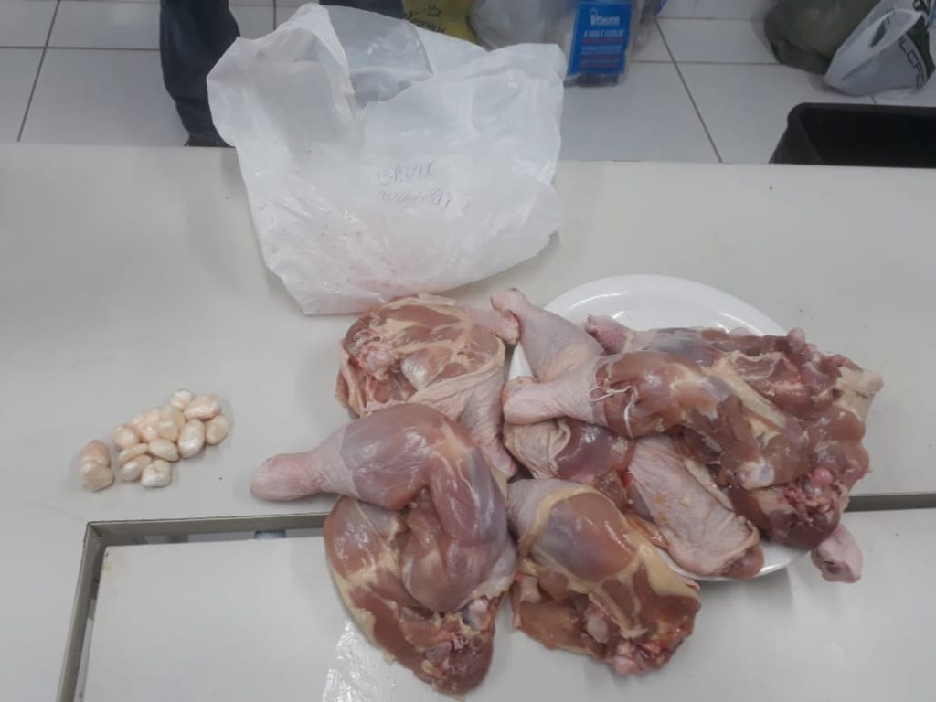 Carne de frango recheada de cocaína é apreendida com visitantes de presos em Campo Mourão