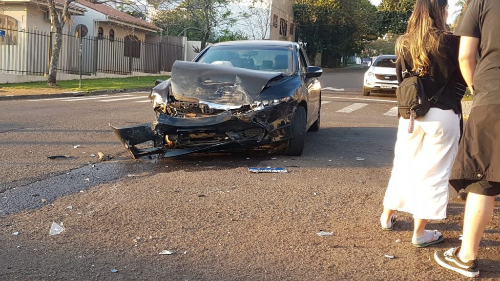 Jeep tomba e Honda Civic fica com a frente destruída em colisão no Centro