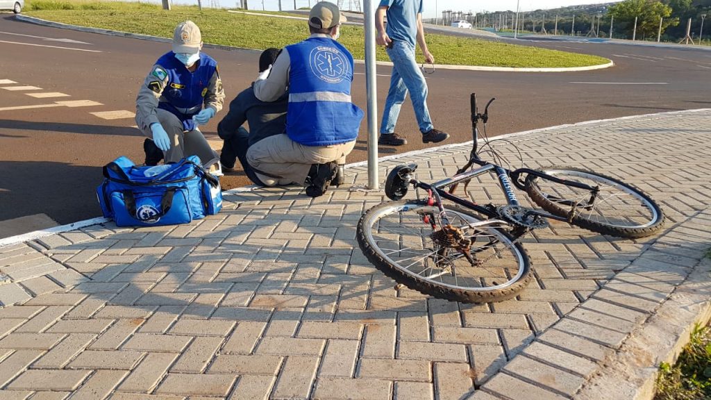 Ciclista cai, bate a cabeça no chão e precisa ser socorrido próximo do Ecopark