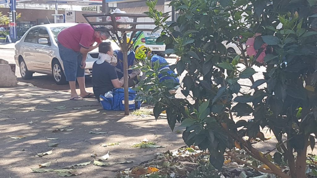 Motociclista é socorrido ao sofrer queda no Centro