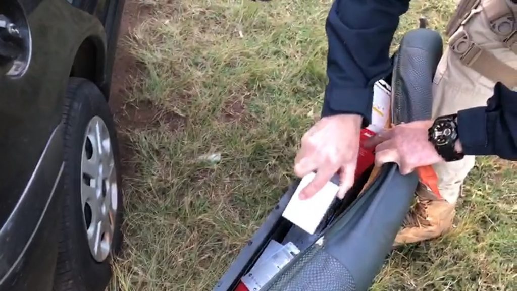PRF apreende eletrônicos ocultos no banco traseiro do veículo em Cascavel PRF apreende eletrônicos ocultos no banco traseiro do veículo em Cascavel