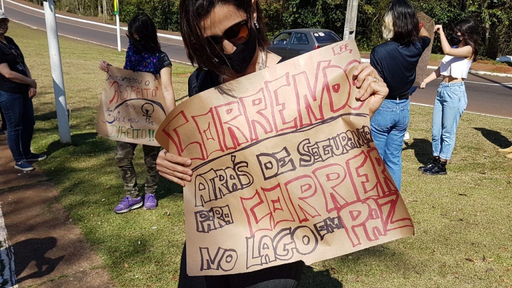 Tentativa de estupro no Lago Municipal: grupo faz protesto e pede por mais segurança Tentativa de estupro no Lago Municipal: grupo faz protesto e pede por mais segurança