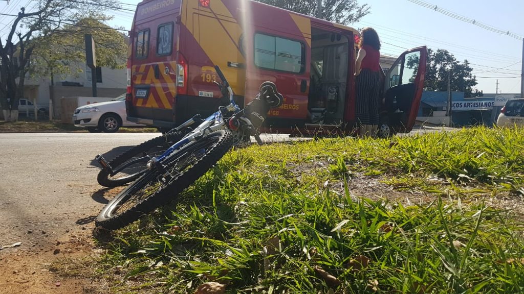Ciclista é socorrido em colisão com carro no Bairro Claudete Ciclista é socorrido em colisão com carro no Bairro Claudete