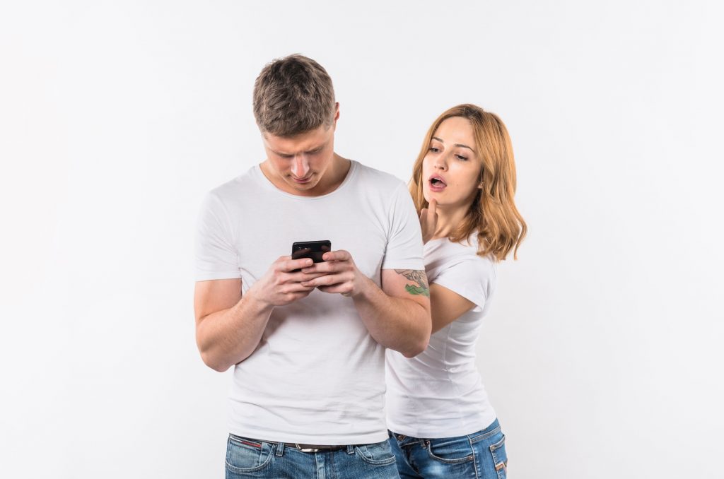Mulher desconfiada segue marido e o flagra conversando com outra; confira