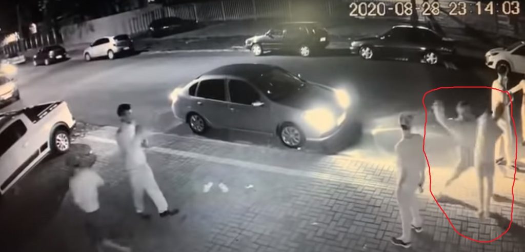 Vídeo mostra momento em que jovem é esfaqueado e morto