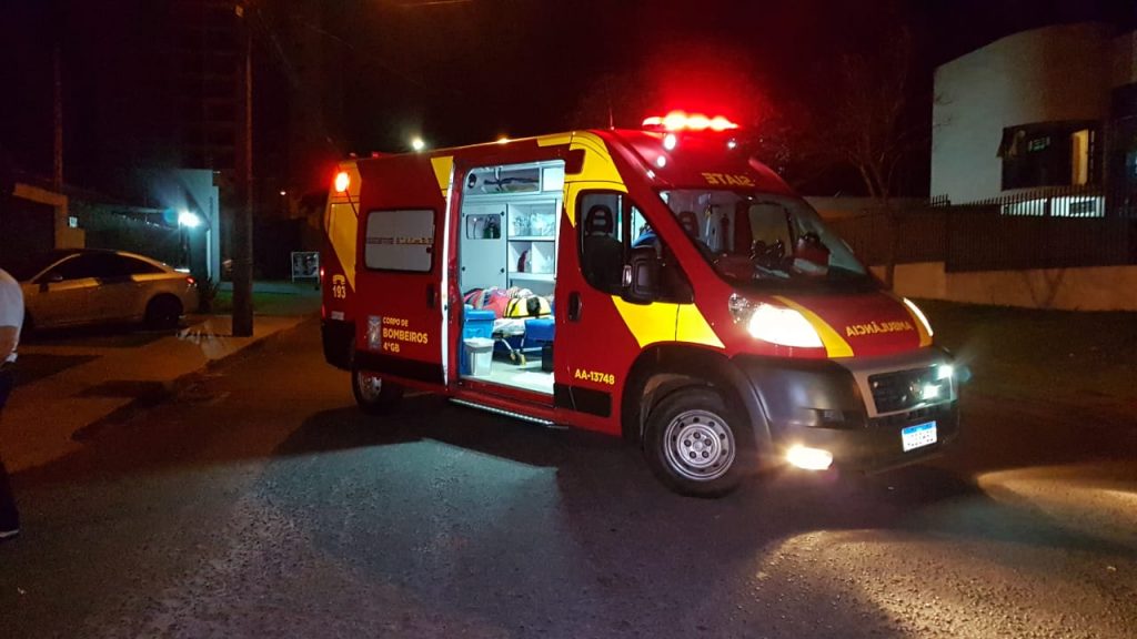 Carro e moto colidem no Bairro Pacaembu, deixando jovem de 19 anos ferido