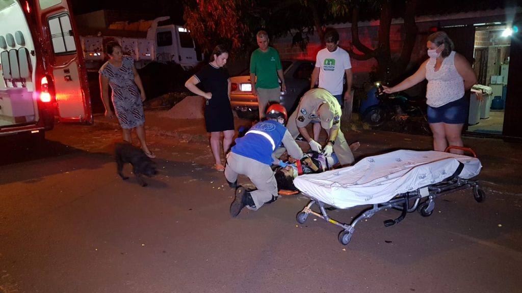 Ao desviar de cachorro, motociclista sofre queda no Bairro Santa Cruz