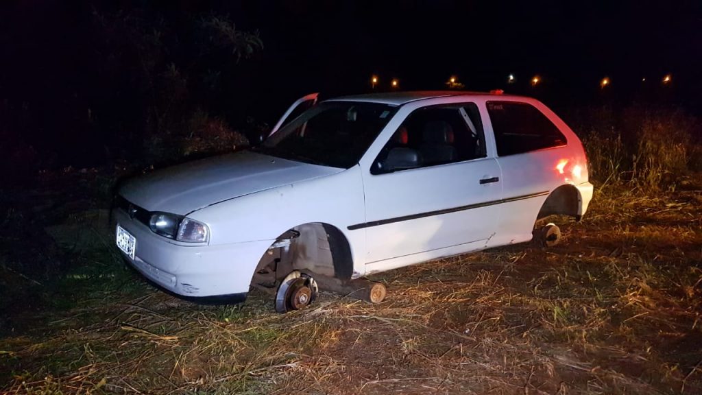 Veículo Gol sem rodas é encontrado pela Força Rural, da Guarda Municipal