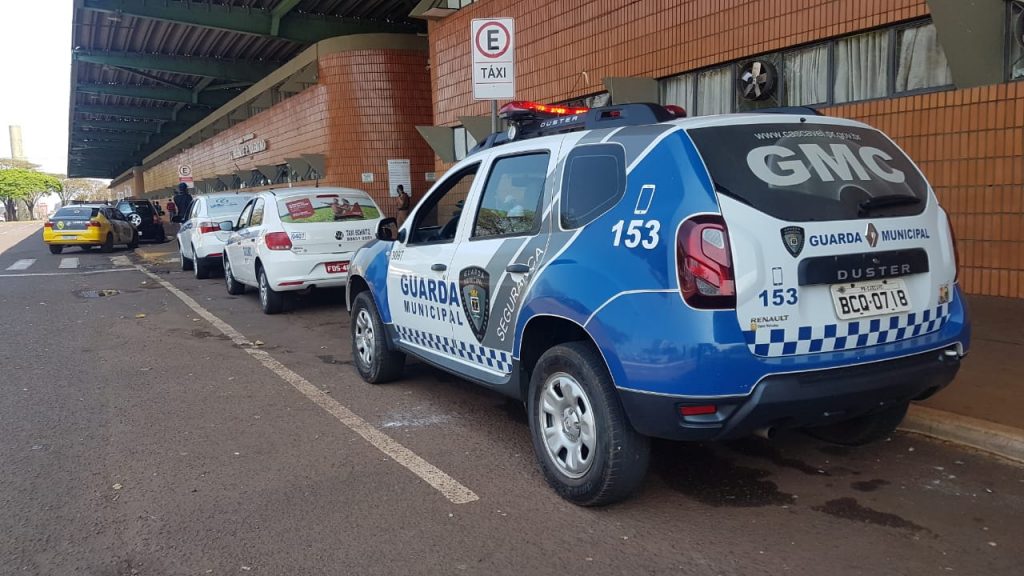 Desentendimento entre passageira e motorista mobiliza GM e PM até a Rodoviária de Cascavel Desentendimento entre passageira e motorista mobiliza GM e PM até a Rodoviária de Cascavel