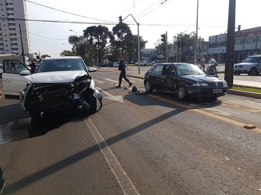 Carros se envolvem em forte batida na Avenida Brasil