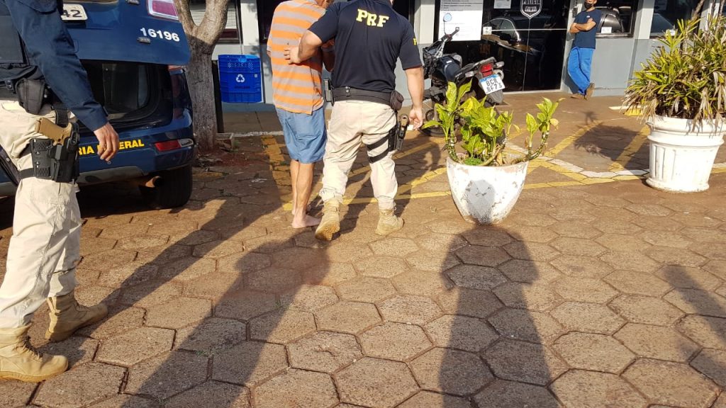 Condutor é preso pela PRF por embriaguez na BR-277 e tem automóvel apreendido