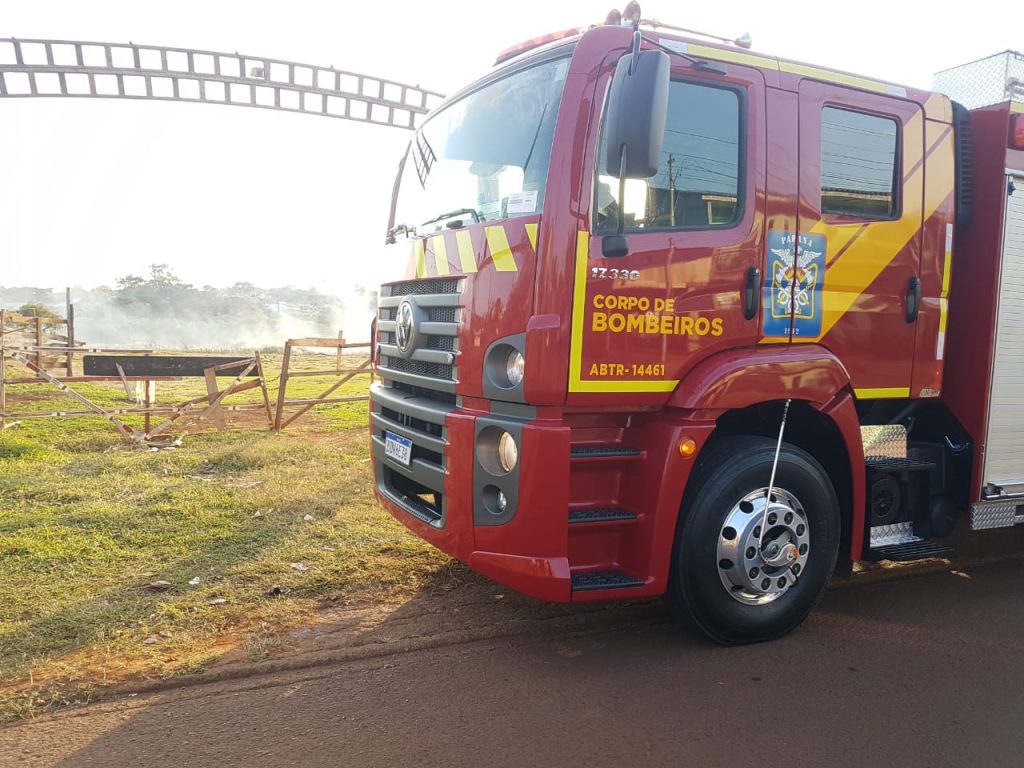 Bombeiros controlam incêndio ambiental às margens da BR-277, no Cascavel Velho