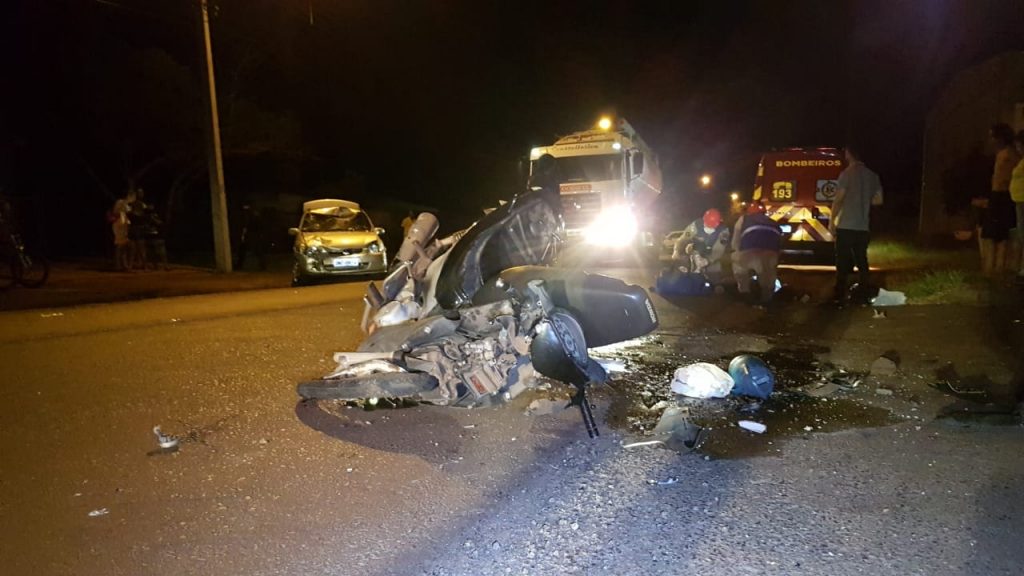 Carro e moto se envolvem em grave colisão frontal na Av. Piquiri