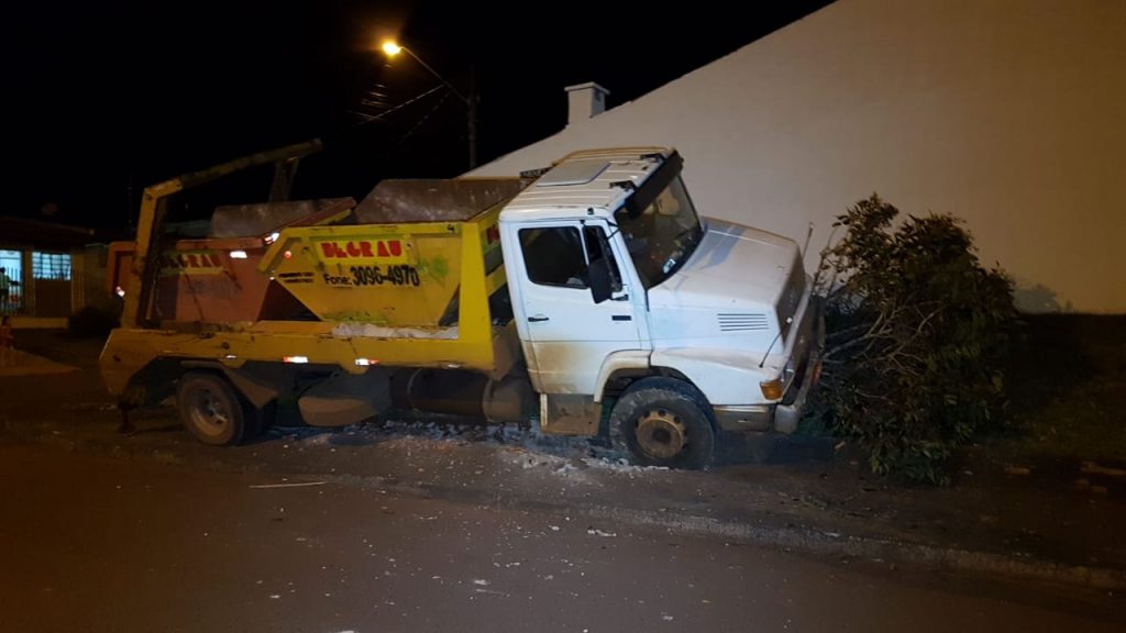 Caminhão avança em calçada e quase atinge parede de residência no Esmeralda