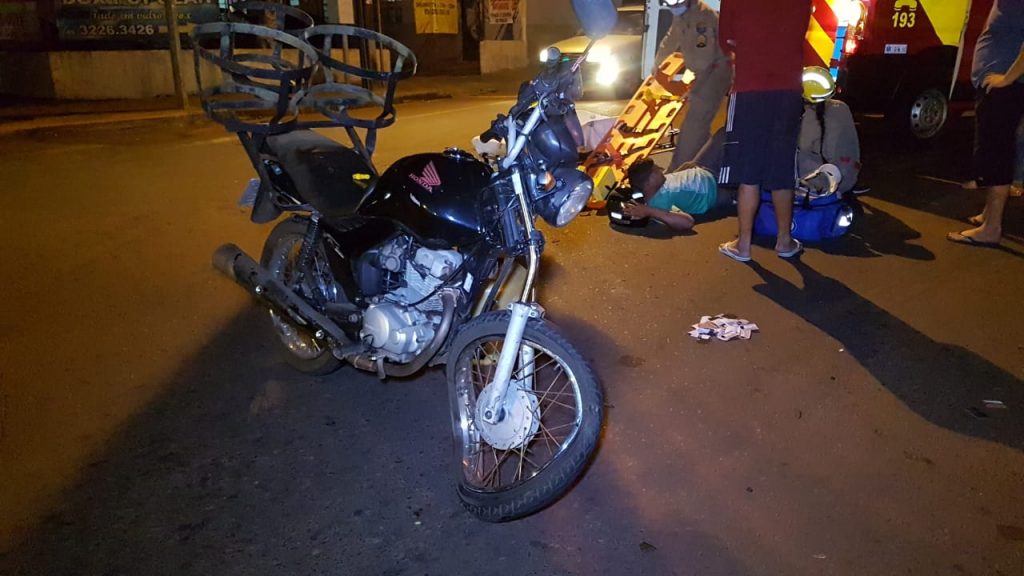 Motociclista de 25 anos fica ferido em colisão na Rua Manaus