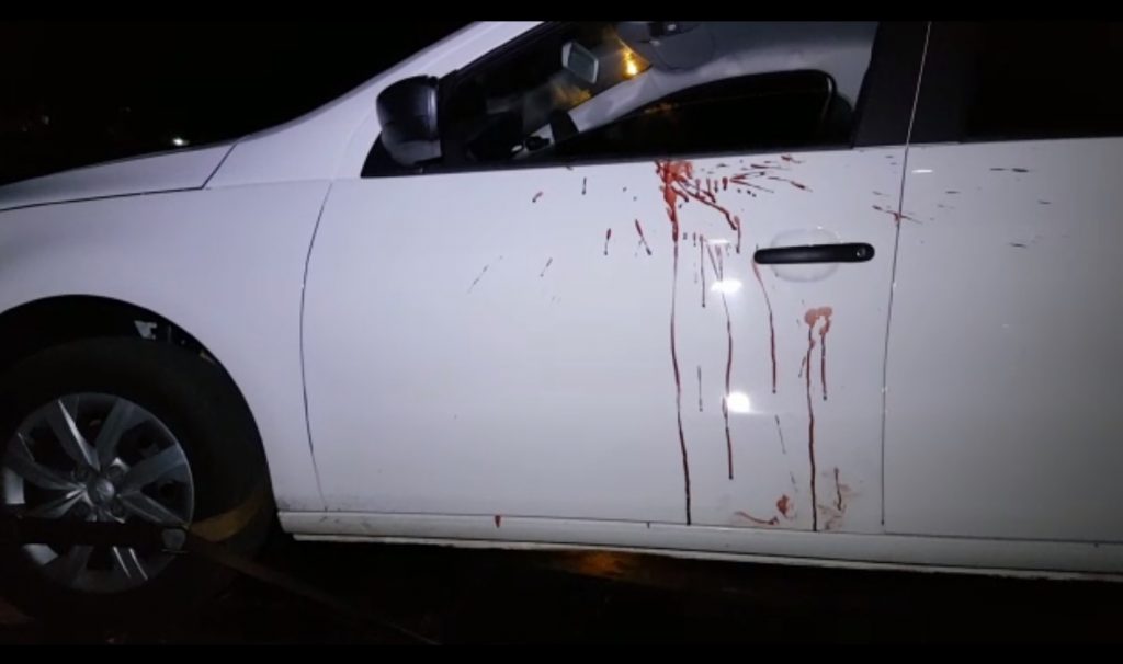 Com marcas de sangue e tiros, carro em posse de policiais envolvidos em confronto é levado à Delegacia