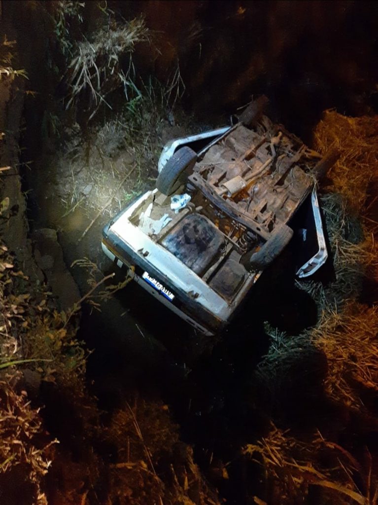 Santa Amélia: carro capota e cai em córrego, deixando quatro feridos