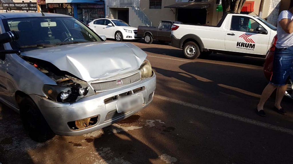 Batida de trânsito envolve dois carros no Bairro Neva