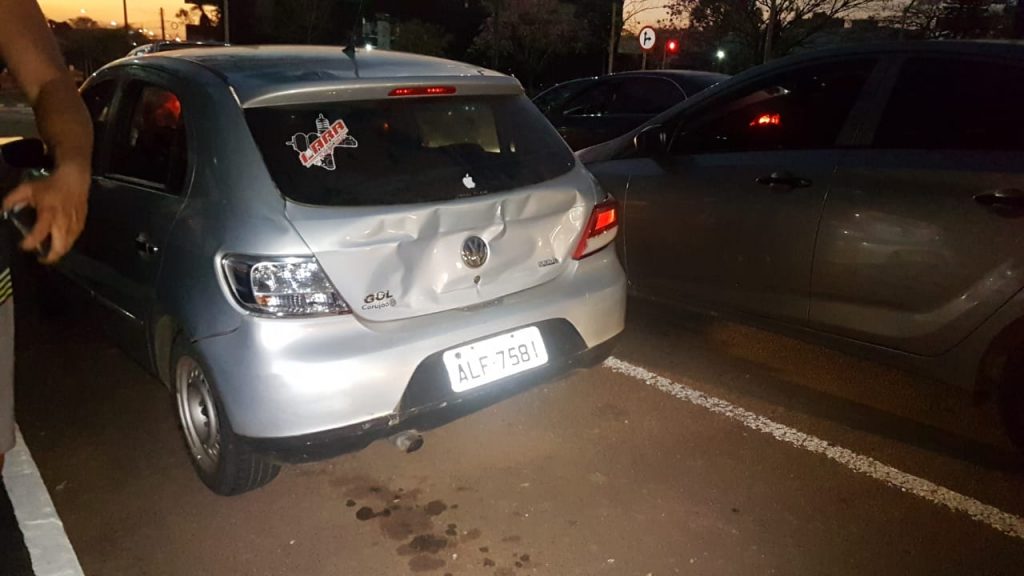 Colisão entre carro e ônibus é registrada na Rua São Paulo