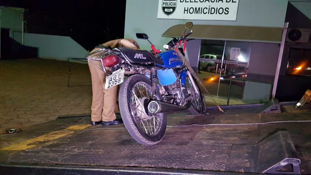 Em moto com interruptor de energia e placa escrita a caneta, jovens são detidos no Tropical