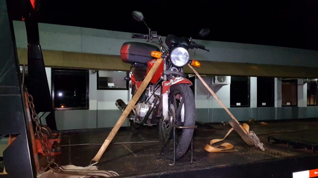 Com pendências, moto é apreendida pela PM no Bairro Floresta