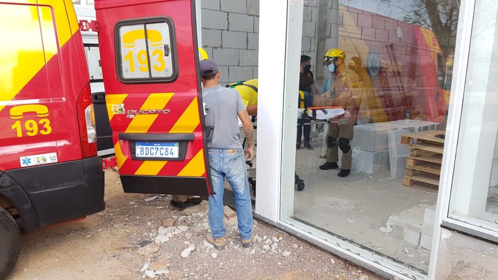 Homem fica ferido ao cair em obra no Centro Homem fica ferido ao cair em obra no Centro