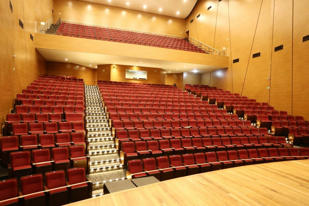 Com obra pronta, Teatro Municipal tem mais espaço entre as poltronas e mais conforto ao público