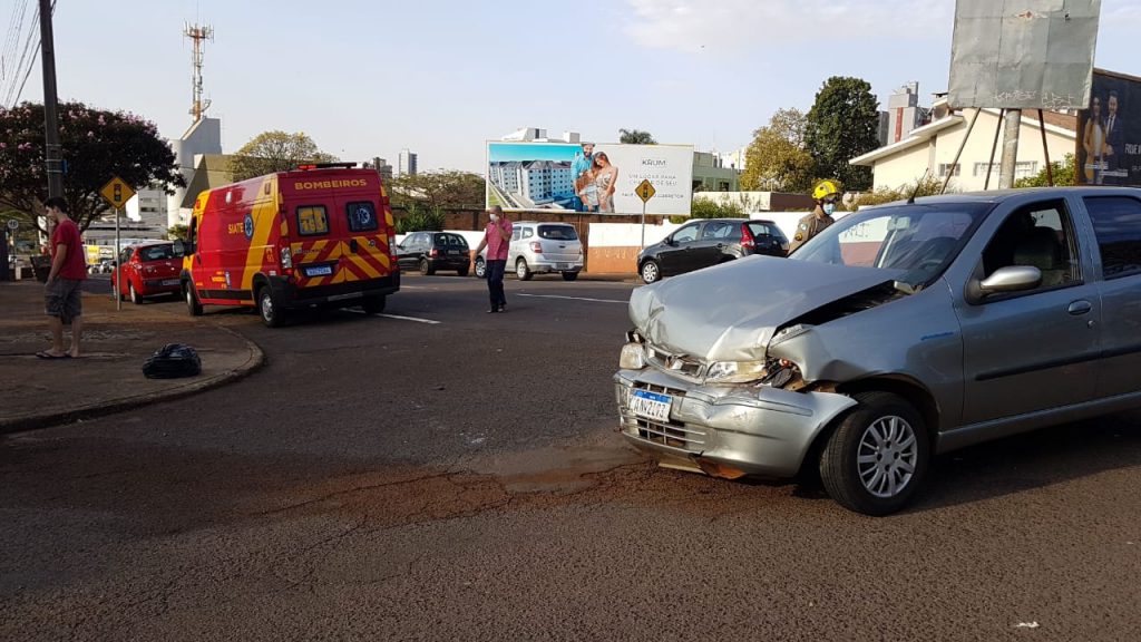 Palio e Spin colidem no Centro de Cascavel, deixando mulher de 60 anos ferida