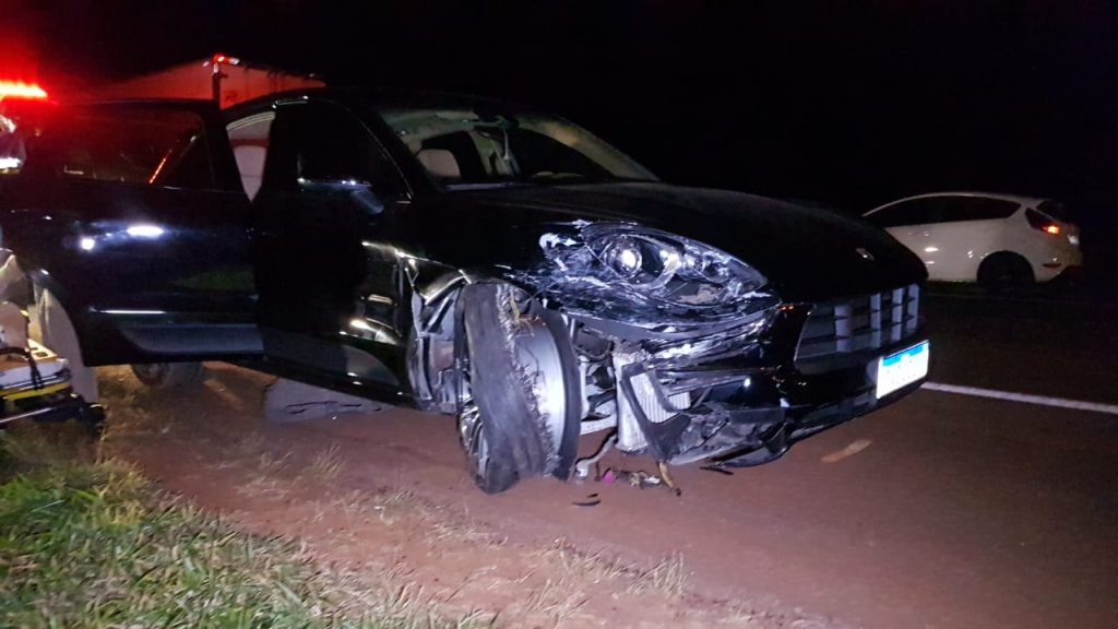Porsche Macan e Corolla batem no Contorno Oeste