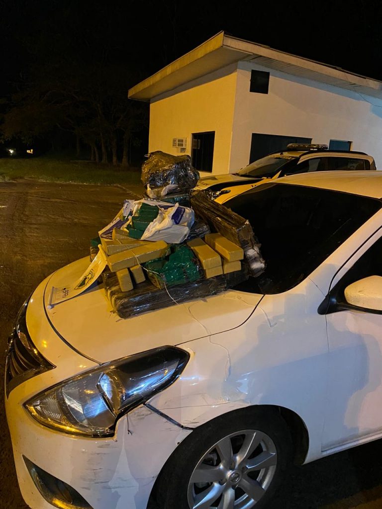 Em carro furtado, adolescente é apreendido transportando maconha