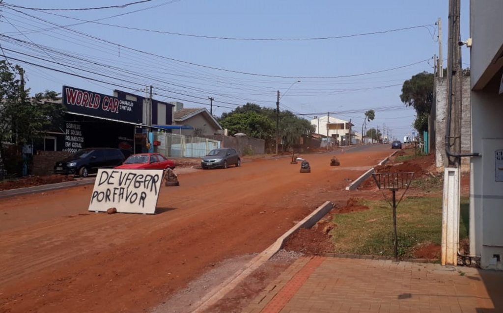 Morador cobra por mais agilidade em conclusão de obras na Rua Xavantes; redutores de velocidade foram improvisados