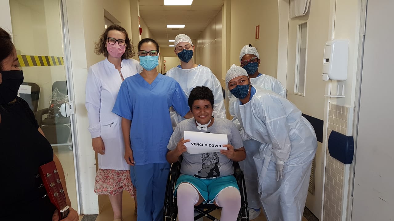 Após passar 33 dias entubado, menino de 15 anos vence a Covid-19 e tem alta no Hospital Universitário Imagem referente a Após passar 33 dias entubado, menino de 15 anos vence a Covid-19 e tem alta no Hospital Universitário