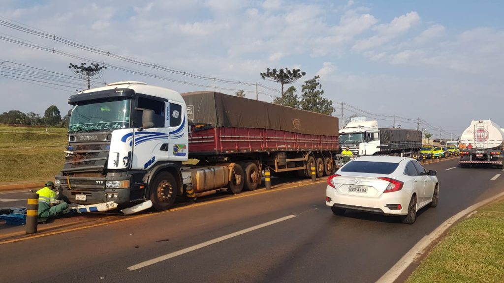 Duas carretas e caminhão batem no Trevo Cataratas