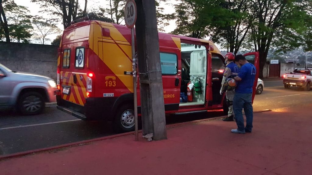 Homem é socorrido ao sofrer queda de moto na Rua Jacarezinho