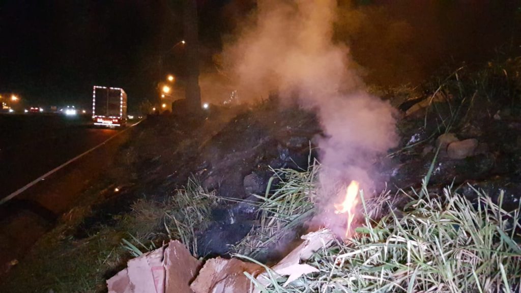 Fogo é ateado a lixo às margens da BR-277, no XIV de Novembro
