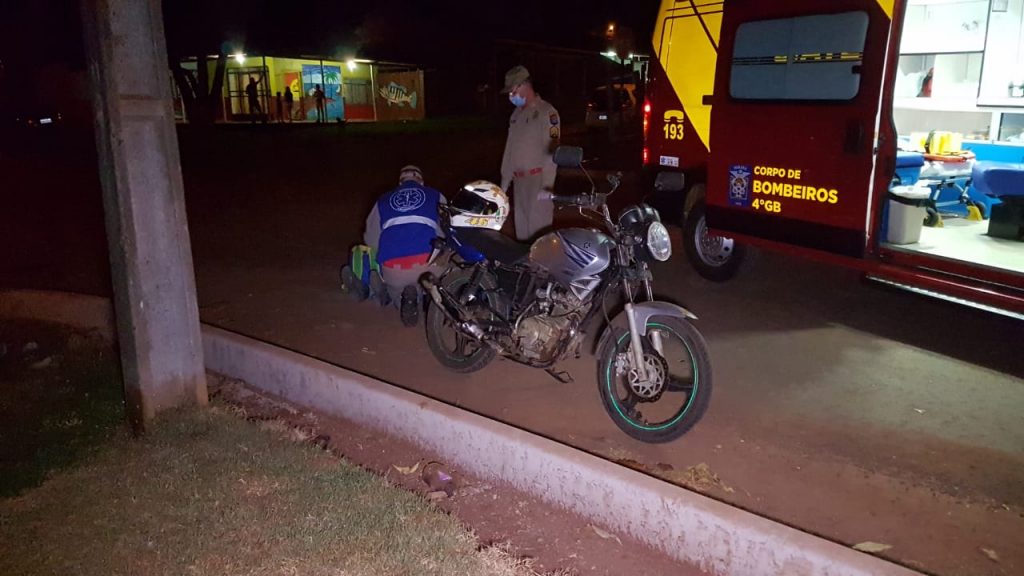Motociclista sofre queda em trecho de obra no Bairro Interlagos