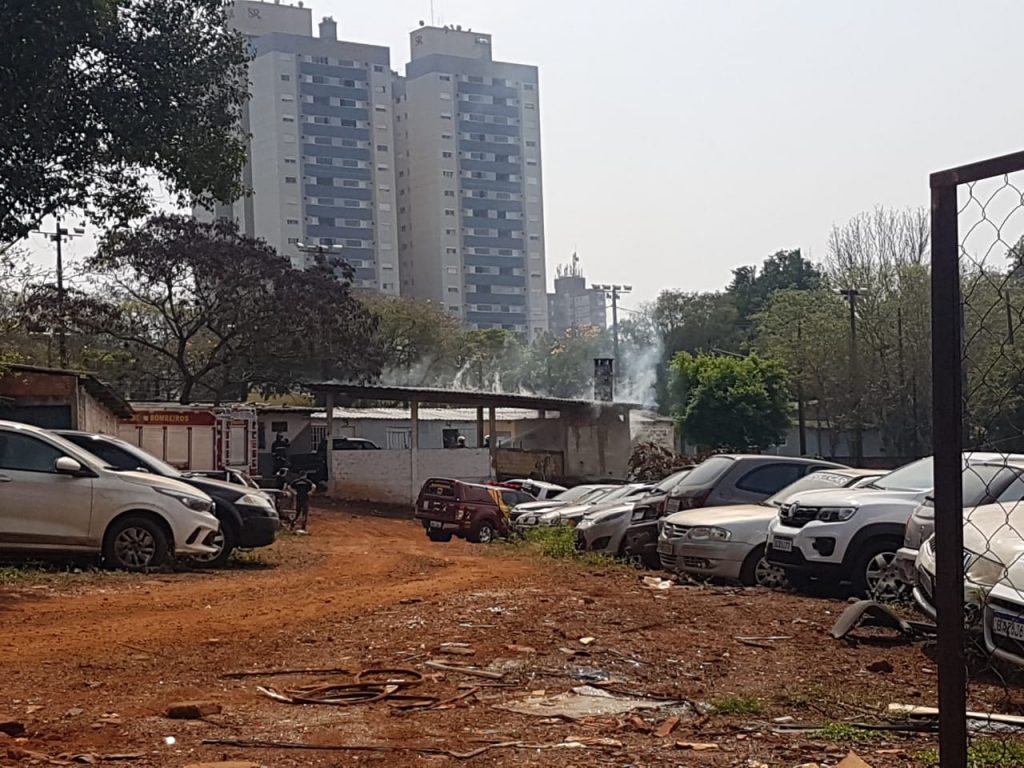 Fiação de imóvel nas dependências da 15ª SDP pega fogo e Bombeiros são acionados