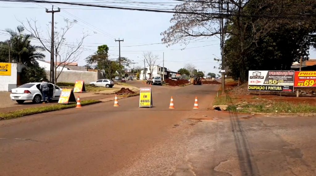 Obras interditam trecho da Avenida Piquiri, na região do São Cristóvão