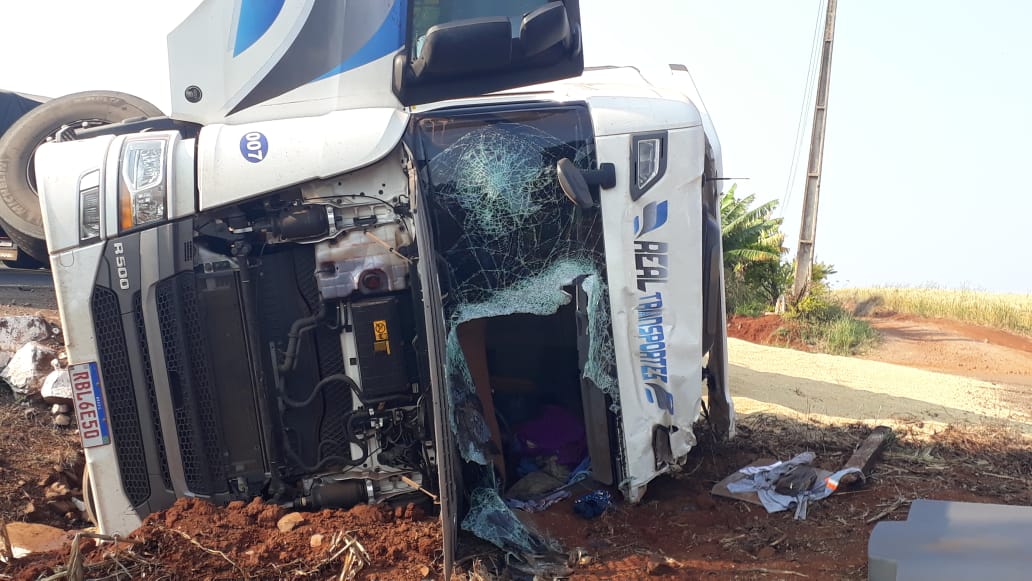 Motorista fica preso na cabine após caminhão tombar na BR-163 Imagem referente a Motorista fica preso na cabine após caminhão tombar na BR-163