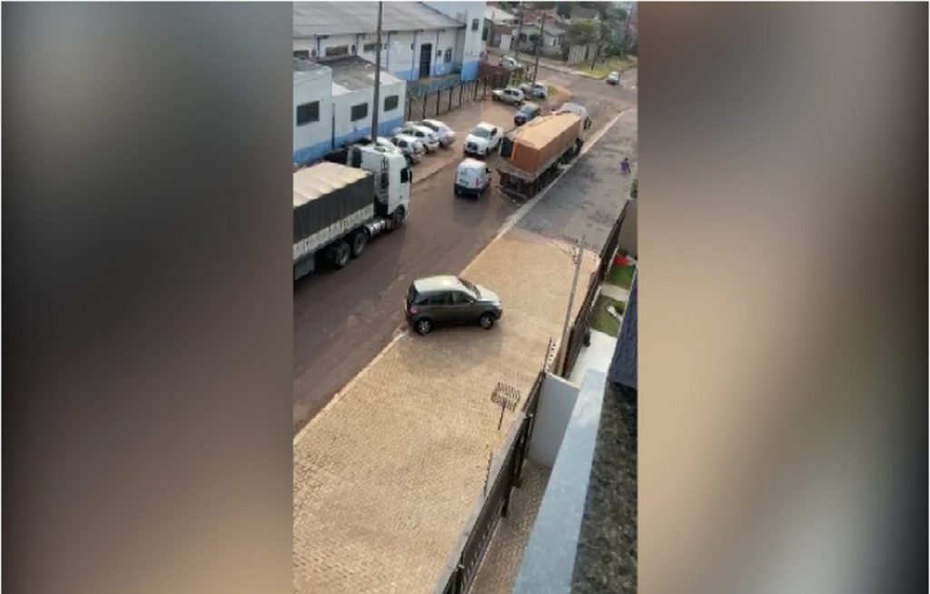 Morador reclama de carretas estacionadas na contramão na Vila Tolentino; Transitar responde