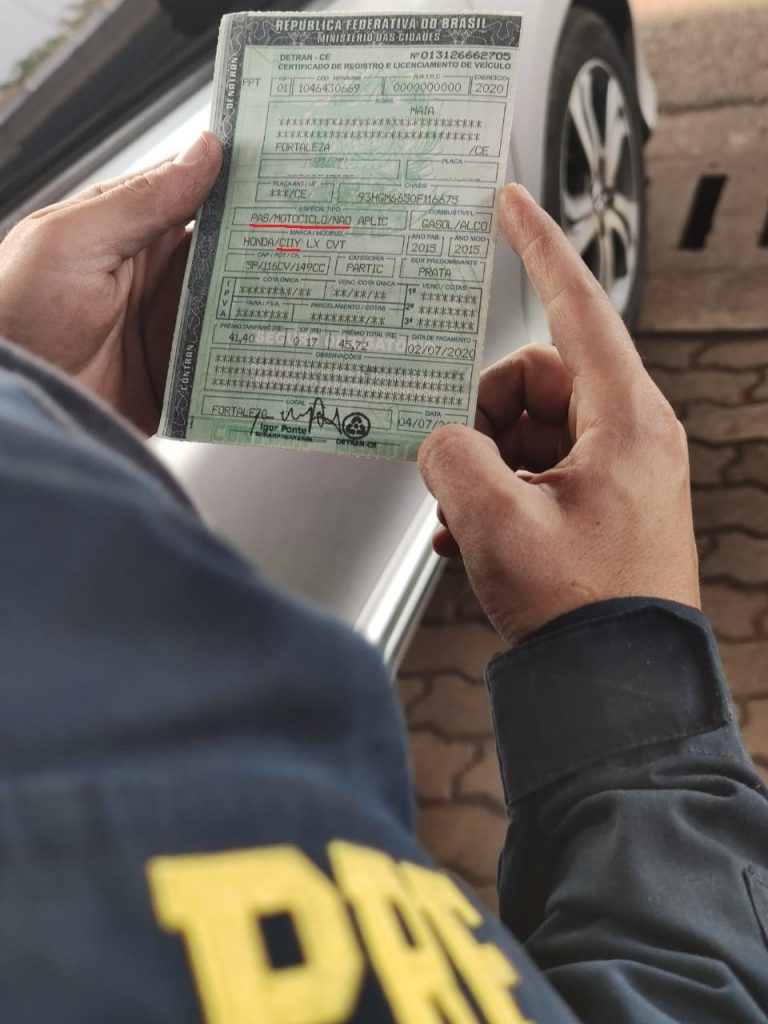 Com erro grosseiro, paraguaios são presos com carro roubado pela PRF em Cascavel