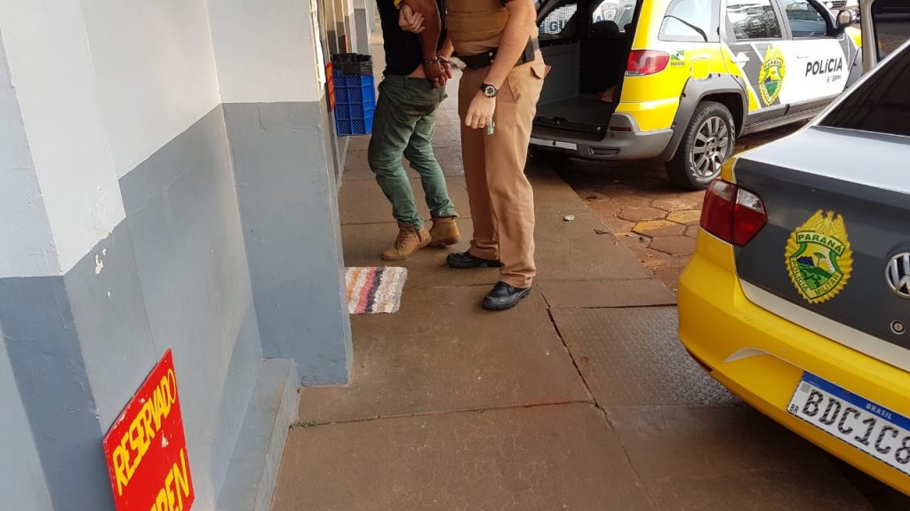Acusado de violência doméstica é preso ao chegar na Delegacia se joga no chão afirmando ser trabalhador