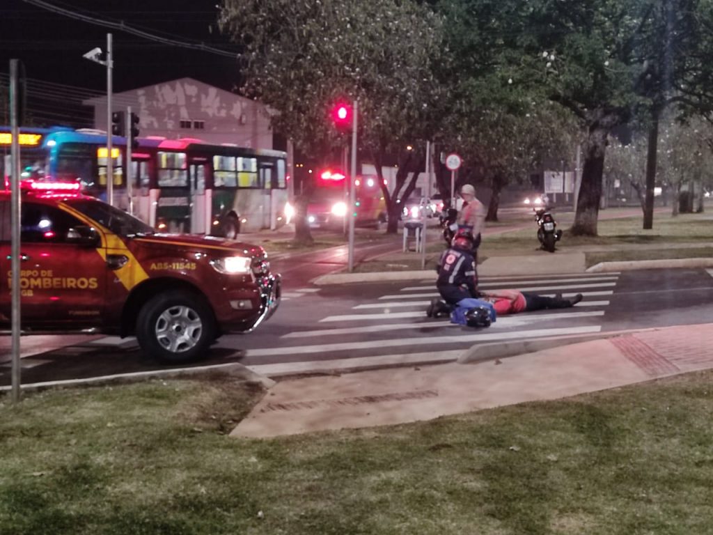 Motociclista é socorrido ao cair em mancha de óleo na Av. Tancredo Neves
