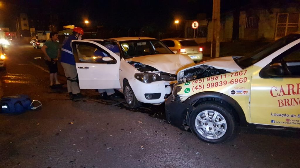 Carro tomba e outros dois sofrem danos em acidente no Nova Cidade