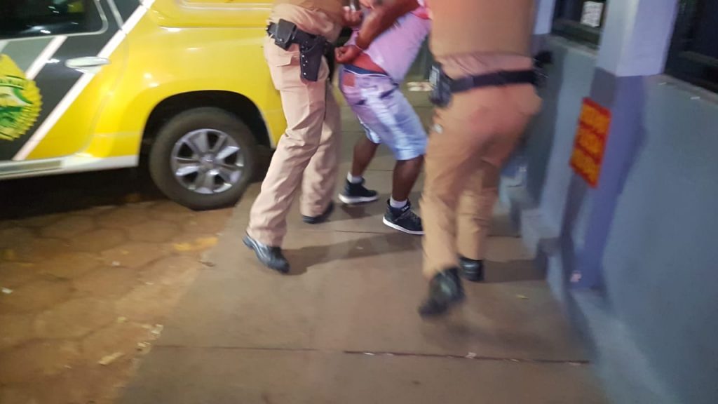 Homem causa danos a viatura da PM e acaba preso na Av. Carlos Gomes