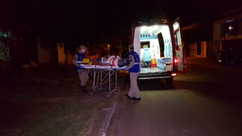 Vítima de queda é socorrida no Bairro Santa Cruz